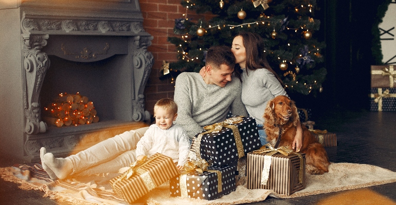 Natal em tempos de pandemia: 5 dicas para aproveitar a noite em família -  ousar nas brincadeiras é uma ótima opção - Viva Saúde