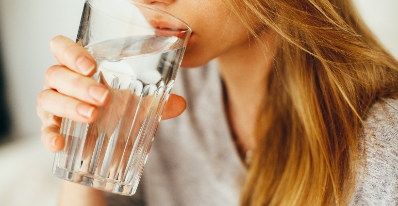 Você bebe água e sempre está com sede? Este pode ser sinal destes 3  problemas de saúde; veja - Viva Saúde