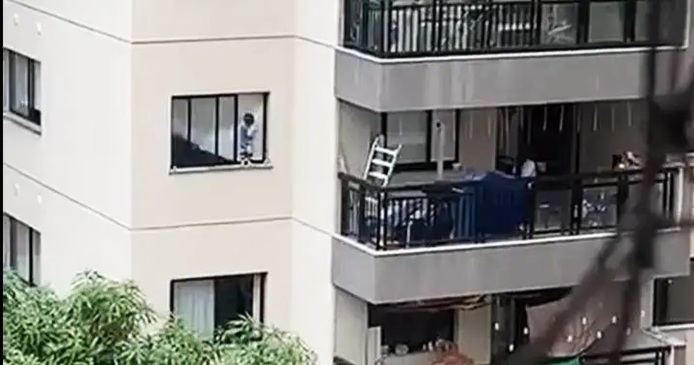Criança anda na janela de prédio e causa pânico entre vizinhança