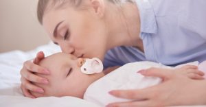 Bebê x chupeta: acessório ajuda ou atrapalha na hora de dormir? – FREEPIK/ gpointstudio