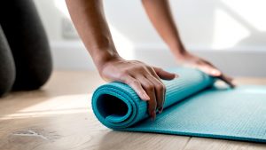 Como escolher o tapete certo para sua prática de yoga? Professora dá dicas