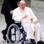 Papa aparece em cadeira de rodas