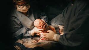 Bebê passa por cirurgia ainda no útero