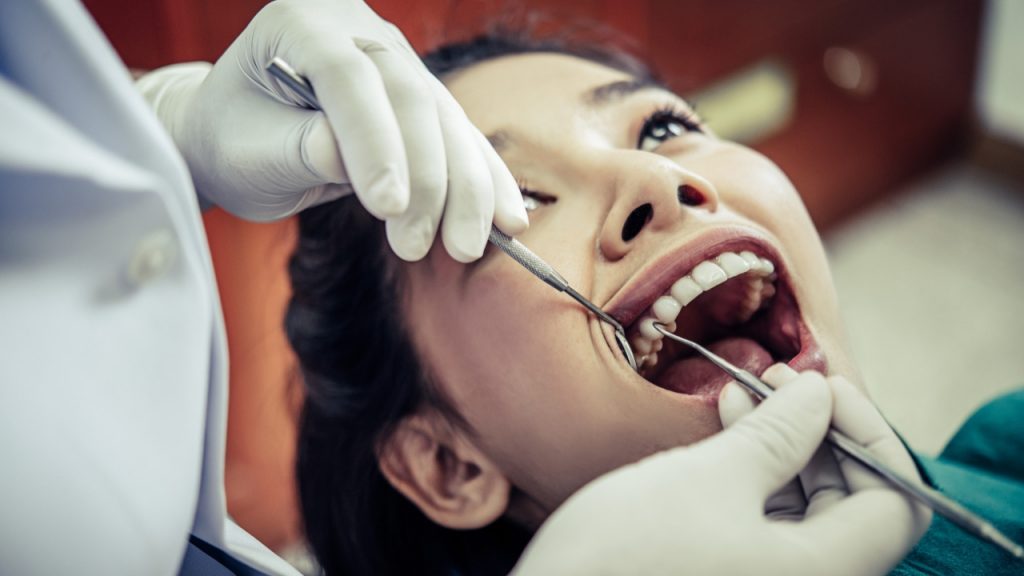 Cárie é transmissível pelo beijo? Cirurgião-dentista explica