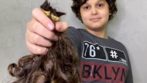 Menino corta cabelo, doa para paciente com câncer e mãe faz relato