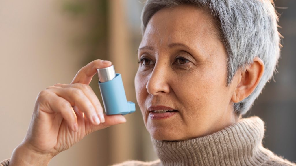 Na estação mais fria, casos de crise de asma disparam, mas podem ser evitados; veja quais as melhores medidas preventivas para a doença crônica