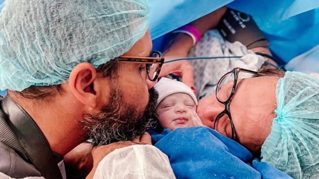 Juliano Cazarré compartilhou com seus seguidores nesta segunda-feira, 04 de julho, o estado de saúde de sua filha recém-nascida que veio ao mundo com uma condição rara