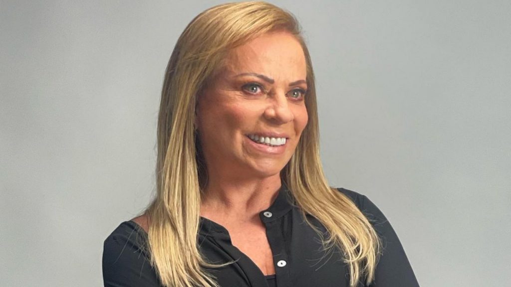 Aos 65 anos, apresentadora Christina Rocha passou pelo procedimento estético de harmonização facial; confira seu antes e depois