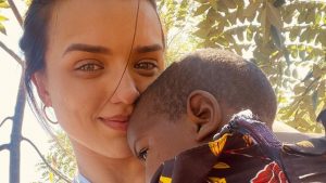 Influenciadora Rafa Kalimann estava em Moçambique, na África, para viagem humanitária, mas precisou voltar ao Brasil, por conta de grave diagnóstico