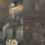 Incêndio atinge prédios da 25 de março, em SP; bombeiros têm mais de 15% do corpo queimados