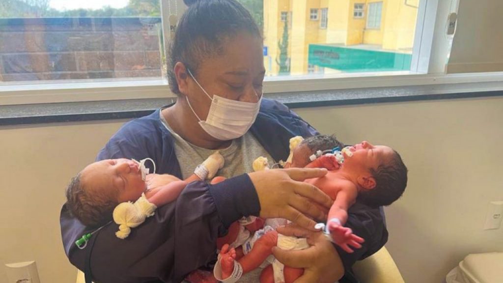 Em caso chocante, brasileira deu à luz trigêmeos apenas dez meses depois de ser mãe de gêmeos; antes dos cinco bebês, ela já tinha outras três crianças