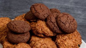 Cookies proteicos com chocolate e coco; confira a receita