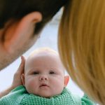 Estudo buscou entender se hábito de falar com voz diferente, mais "fininha", com bebês é comum no mundo todo!