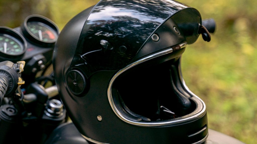 Acidente grave aconteceu no Rio de Janeiro, na última segunda-feira, 18 de julho, mas graças ao uso do capacete adequado, motociclista saiu sem qualquer ferimento