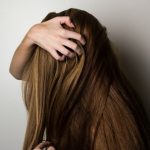 Minha queda de cabelo é normal? Quais os motivos para cabelo ralo? Especialistas reúnem 10 mitos e verdades sobre a queda capilar e a calvície