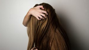 Minha queda de cabelo é normal? Quais os motivos para cabelo ralo? Especialistas reúnem 10 mitos e verdades sobre a queda capilar e a calvície