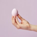 Anticorpos do sangue humano são semelhantes aos encontrados no ovo de galinha hiperimunizadas; pesquisadores estudam utilizá-las para tratamento da covid-19