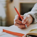 Estudo relaciona forma de segurar caneta com Alzheimer
