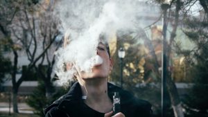 A Agência Nacional de Vigilância Sanitária (Anvisa), na última quarta-feira, 06 de julho, comunicou que a comercialização de cigarros eletrônicos, os populares Vapes, segue proibida