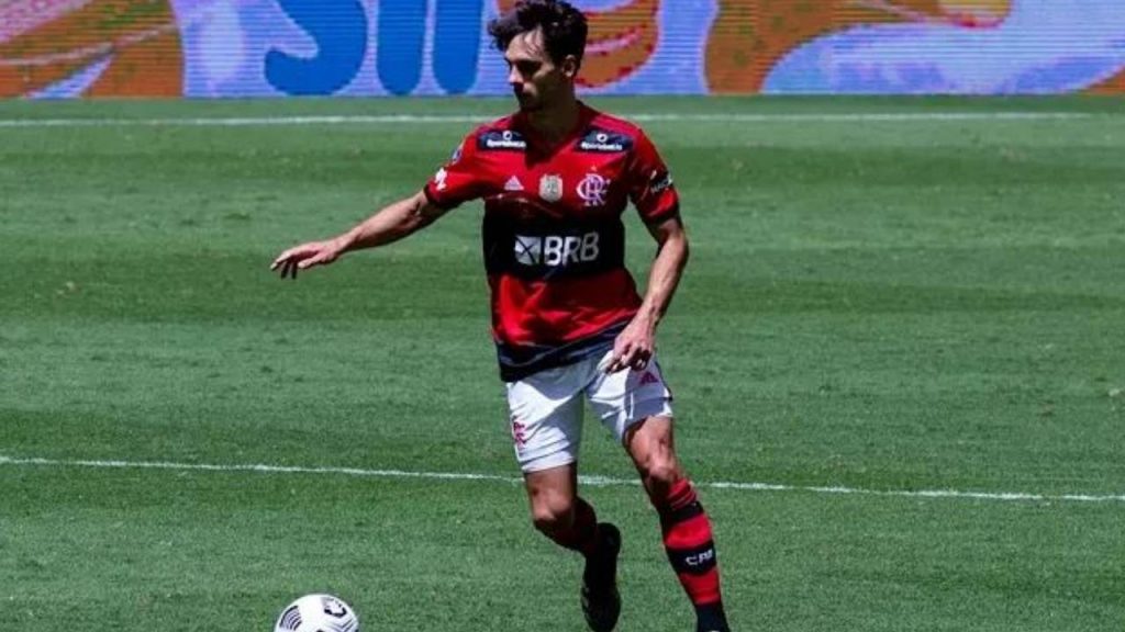 Rodrigo Caio, zagueiro do Flamengo, sofreu uma nova lesão no menisco durante um jogo contra o Corinthians