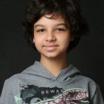 Gustavo Corasini, de 12 anos, e amigo, Eduardo, brincavam quando foram atingidos pela vizinha; jovem ator receberia alta hoje, 30, mas precisou do novo tratamento