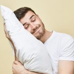 Qual é a posição correta para dormir? Ortopedista explica
