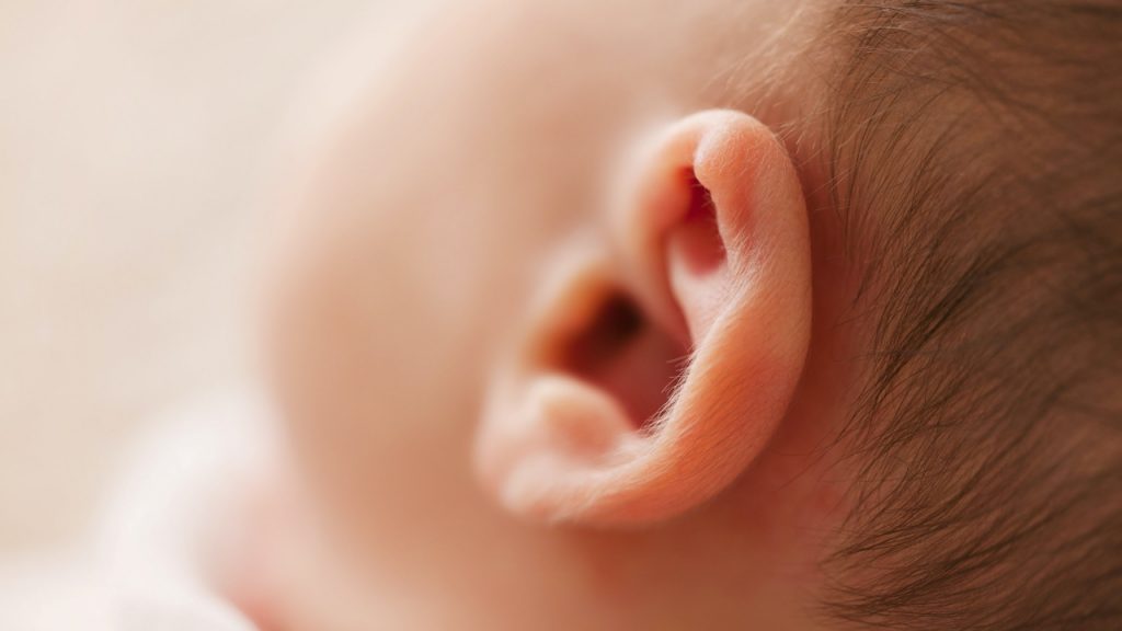 A triagem neonatal auditiva, apesar de parecer simples, garante que se detecte, o mais precocemente, qualquer deficiência auditiva