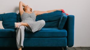 Especialista revela cinco dicas que vão te ajudar a relaxar e descansar, fisica e mentalmente, depois de um dia cheio de trabalho!