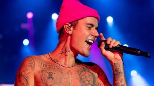 Justin Bieber vive batalha contra Síndrome de Ramsey Hunt, que chegou até causar paralisia parcial de seu rosto, cancelando demais shows
