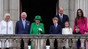 Fontes revelaram reações do rei Charles III, príncipe Harry e do príncipe George e princesa Charlotte ao receber notícia da morte de Elizabeth