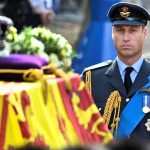 Príncipe William comentou sobre as dificuldades de acompanhar o caixão da avó em seu funeral, assim como fez quando sua mãe faleceu