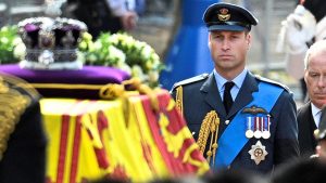 Príncipe William comentou sobre as dificuldades de acompanhar o caixão da avó em seu funeral, assim como fez quando sua mãe faleceu