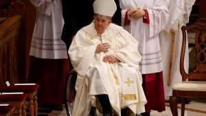 Papa Francisco se preparava para realizar viagem à Ucrânia em guerra, mas foi recomendado repouso por conta da artrose grave nos joelhos