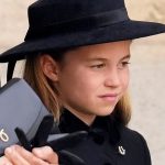 A herdeira ao trono de só 7 anos, princesa Charlotte, acabou se comovendo quando viu o caixão de sua bisavó Elizabeth II durante o funeral