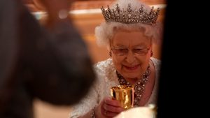 Seria esse o segredo de longevidade de Elizabeth II? Rainha consumia diariamente doses do chá que reduz riscos de diabetes