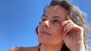 "Já fui complexada": Aos 51 anos, Maria Cândida posa de biquíni e faz desabafo sobre idade