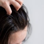 Tricologista alerta sobre sinais de inflamação no couro cabeludo e como identificar problema, além de destacar tratamento para fazer em casa!