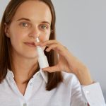 Spray nasal contra covid-19 surge como opção de vacina mais fácil, uma vez que atua como barreira no primeiro local de contato do vírus no corpo