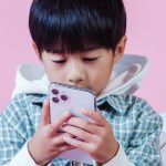 Luz presente em telas de smartphones, tablets e computadores provoca alteração hormonal nas crianças, causando puberdade precoce