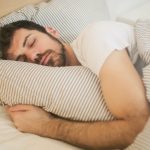 Como você dorme? Porque apesar de parecer algo bobo, pesquisadores descobriram que o sono revela, e muito, sobre seus riscos de mortalidade