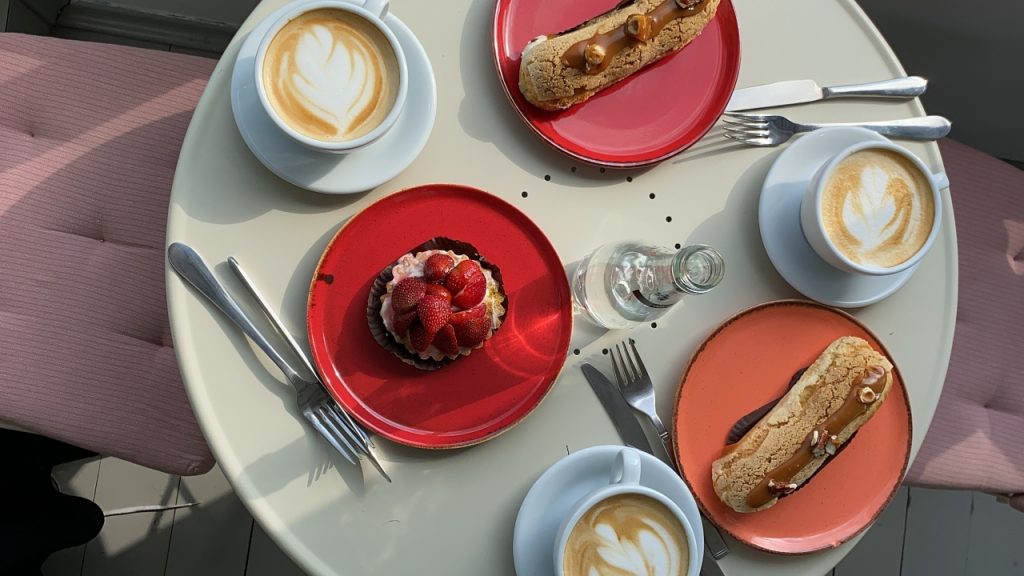 Café da manhã é considerada uma 'refeição sagrada', em que se deve comer bastante e ainda assim não sentir os efeitos; mas será que isso é verdade?