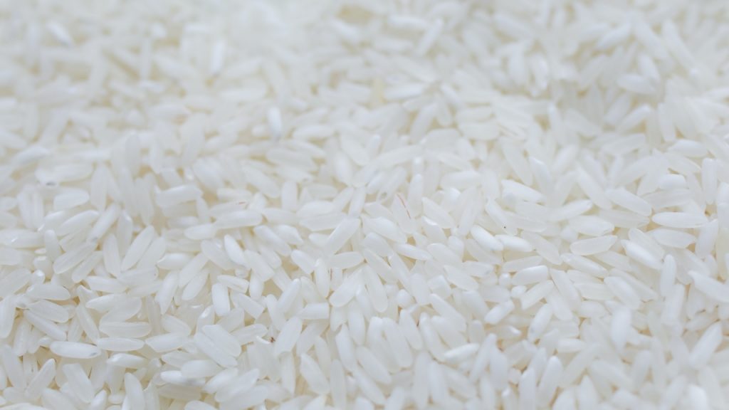 Dos mesmo criadores do 'devo deixar o feijão de molho' surge 'lavar o arroz ou não antes de cozinhar?'; confira o que explicam especialistas!