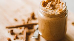 Pasta de amendoim surge como alterativa proteica, além de auxiliar no ganho de massa muscular e controle da pressão arterial