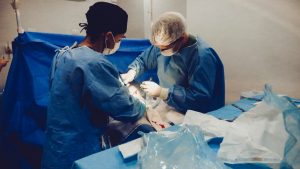 Recém-chegada ao Brasil, cirurgia feita no SUS insere dispositivo que acompanha crescimento da criança com escoliose, sem demais reparos