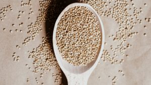 Entenda todos os benefícios da semente para saúde dos pacientes com diabetes tipo 2 e ainda saiba como preparar pão saudável com a quinoa!