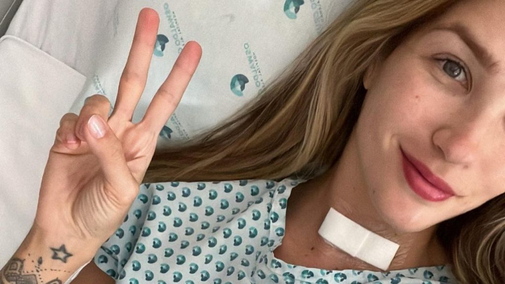 Ex-BBB Aline Gotschalg realizou em agosto cirurgia para câncer, mas logo após um mês enfrentou outro problema que a fez perder a voz