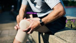 Ortopedista revela 5 sinais de que você pode ter artrose nos seus joelhos