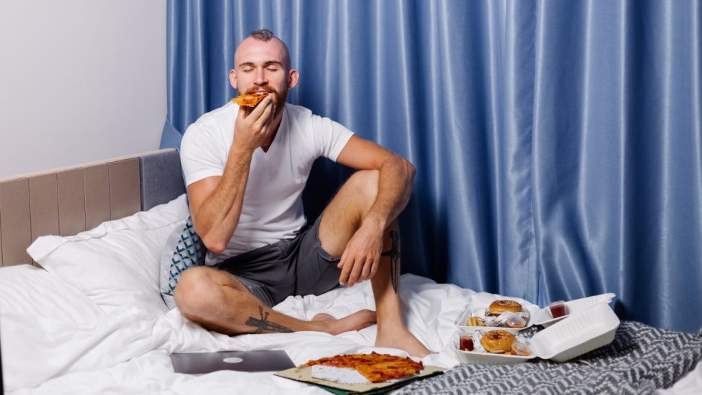 Estudo descobriu o porquê comer antes de dormir faz mal ao nosso organismo, aumentando até mesmo os riscos de obesidade; confira!