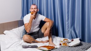 Estudo descobriu o porquê comer antes de dormir faz mal ao nosso organismo, aumentando até mesmo os riscos de obesidade; confira!