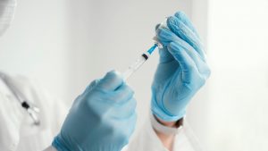 Farmacêutica Pfizer fez pedido ao órgão regulador para uso como dose de reforço de nova vacina potencializada contra variante ômicron da covid